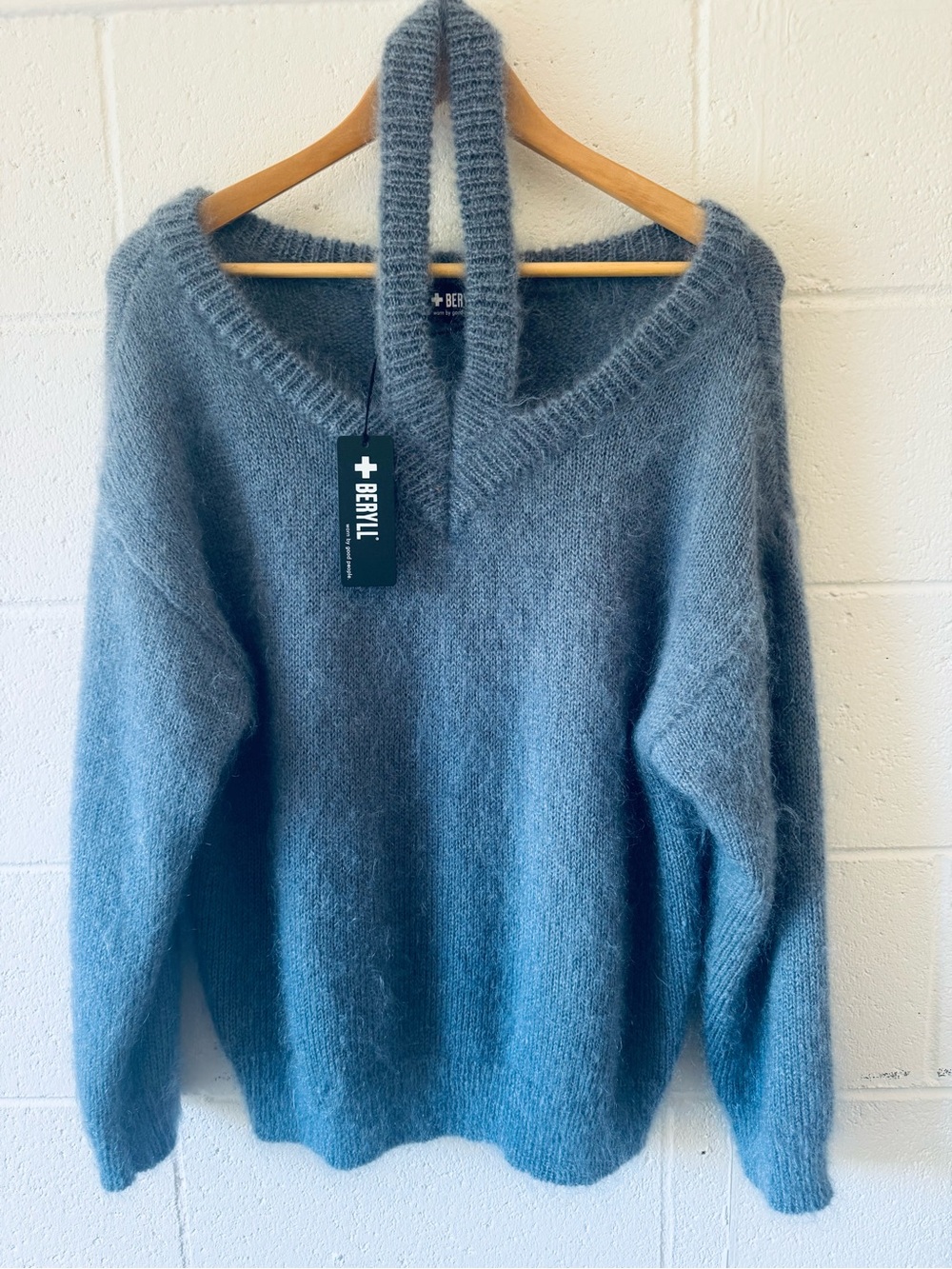 Beryll - Women's Blue V-Neck Cashmere Sweater